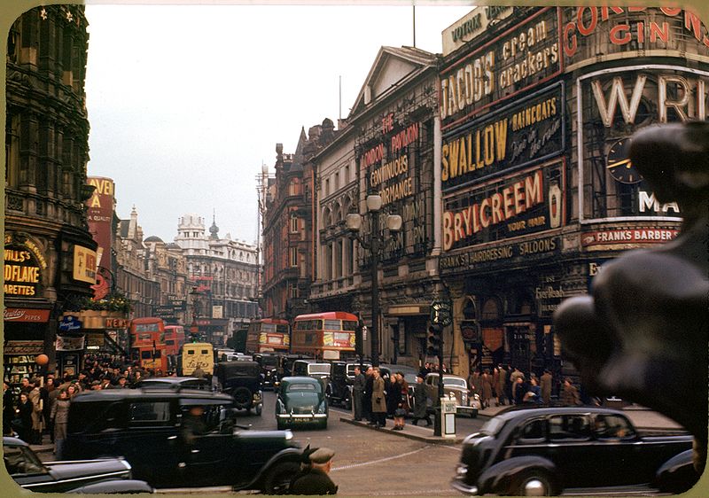 Piccadilly nhìn từ đại lộ Shaftesbury, London năm 1949.